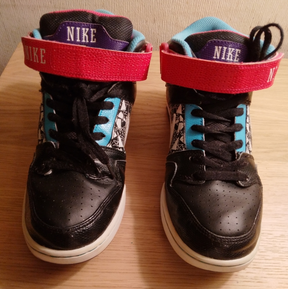 Nike Air Mogen 2 Mid multicolored sz9.5 like new! Open to any REASONABLE offer!